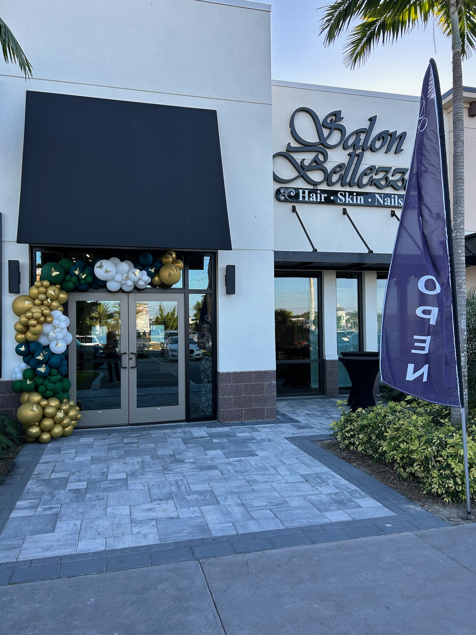 Salon exterior